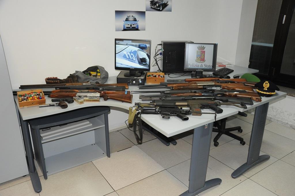 Le armi sequestrate dalla polizia
