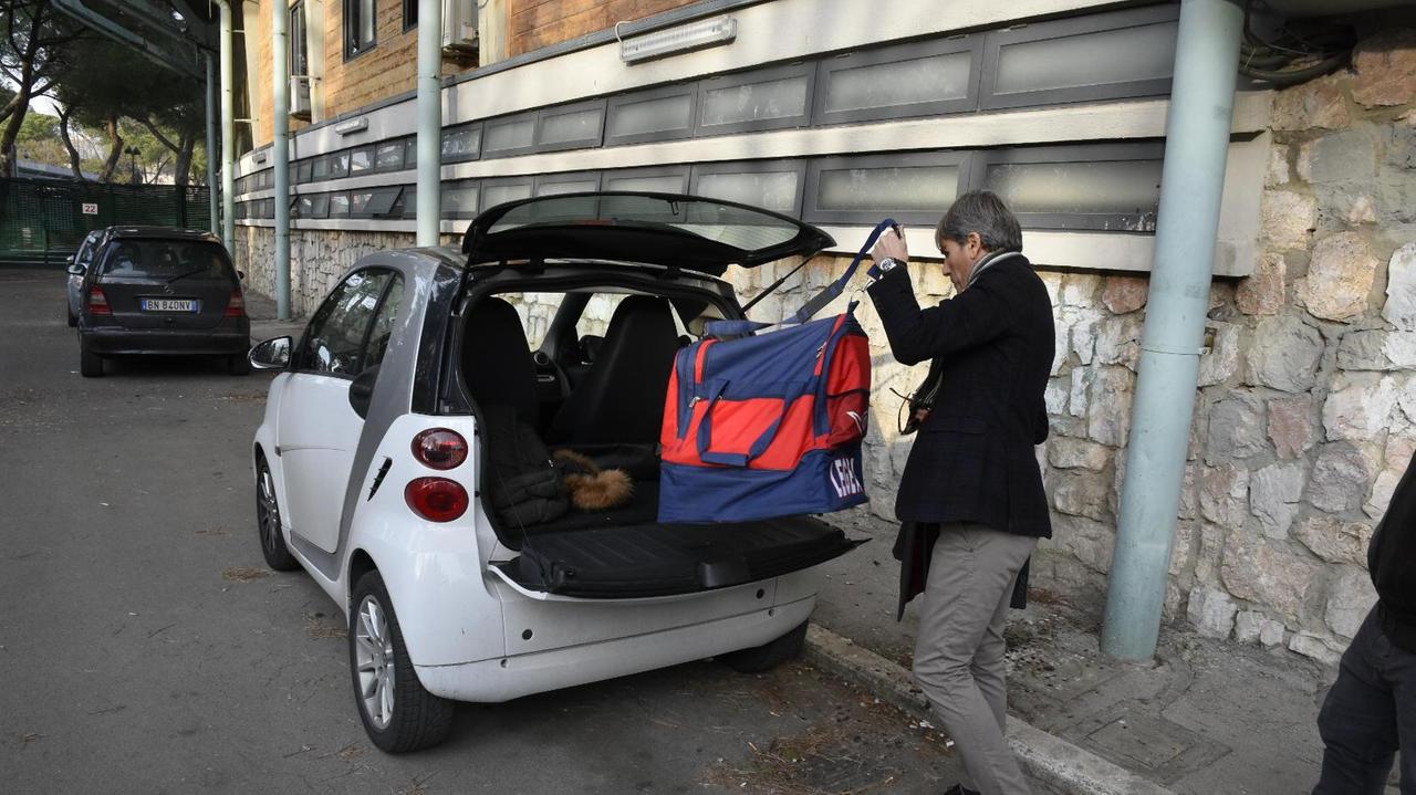 Mister Agovino carica la borsa in auto per lasciare Grosseto (foto Bf)