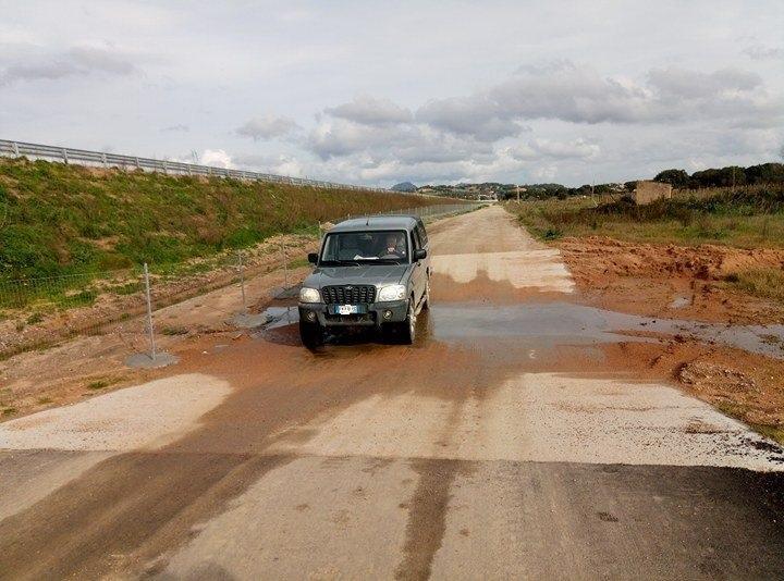 Una strada a Lu Trambuconi, a fianco alla 4 corsie
