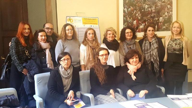 L'assessore Ciambellotti (terza in piedi da destra) insieme allo staff che collabora con l'Aid