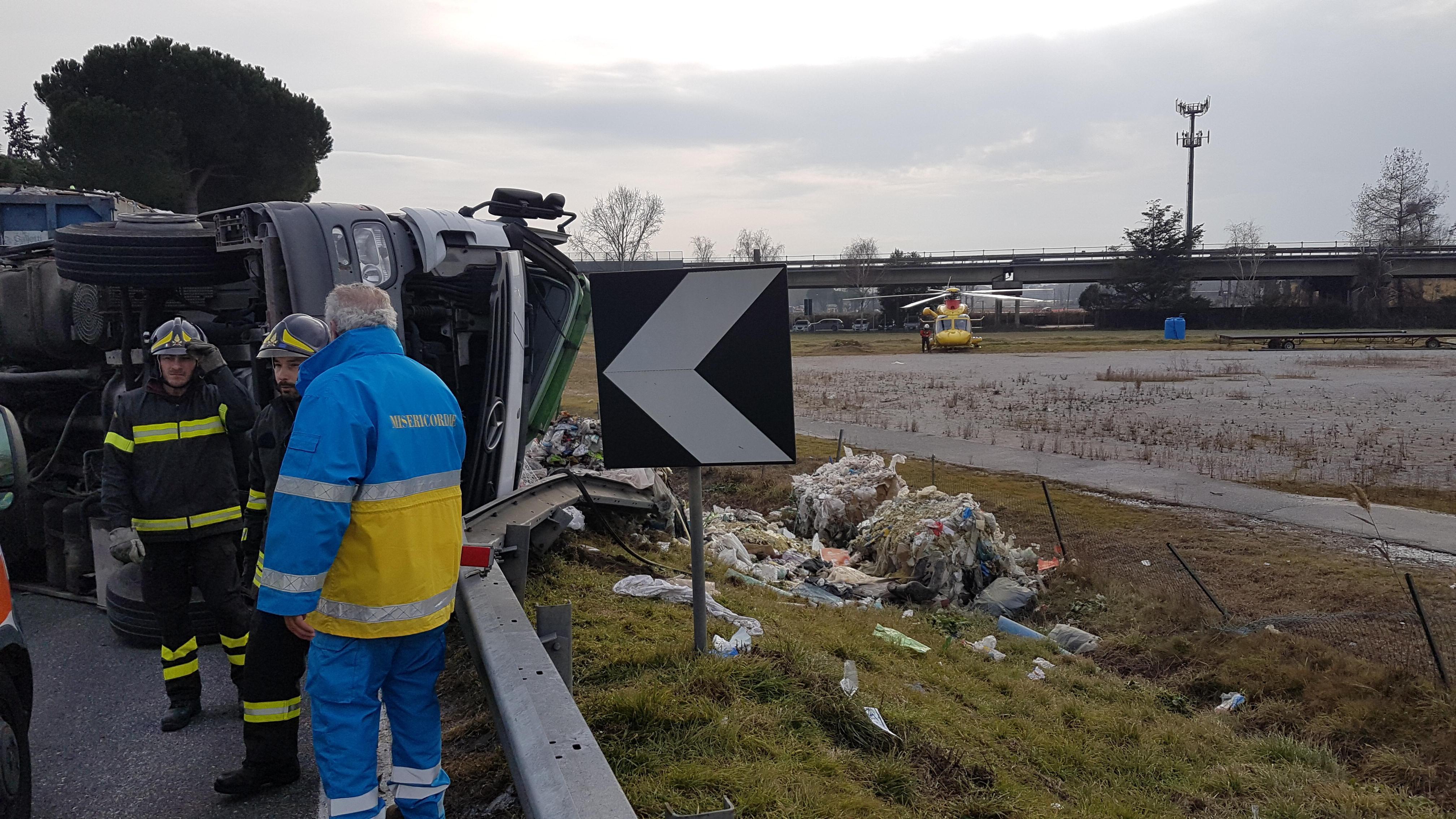 Il camion ribaltato sull'A12