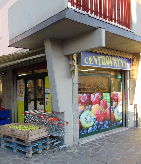 Serramazzoni, rapina market con il coltello: subito arrestato dai carabinieri 