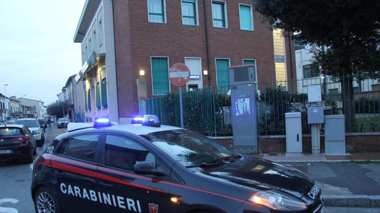 I carabinieri davanti alla filiale della BpVi a Iolo (foto Batavia)