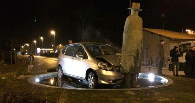 Auto contro la statua di Folon, l'uomo della pioggia