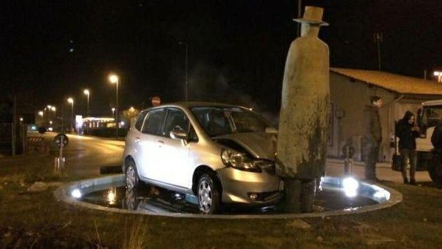 Auto contro la statua di Folon, l'uomo della pioggia