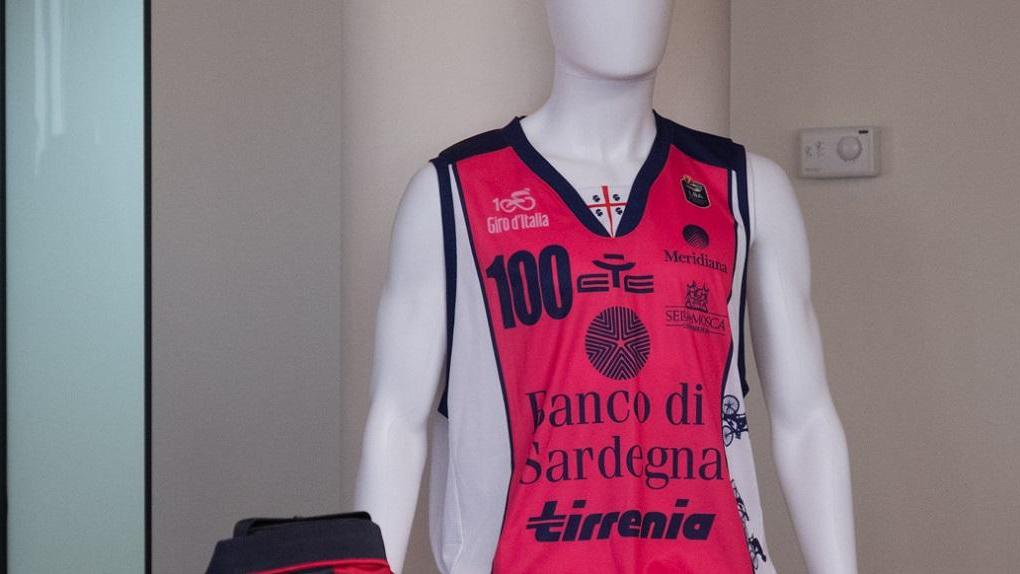 La maglia rosa con cui la Dinamo Sassari celebra l'arrivo in Sardegna del Giro d'Italia