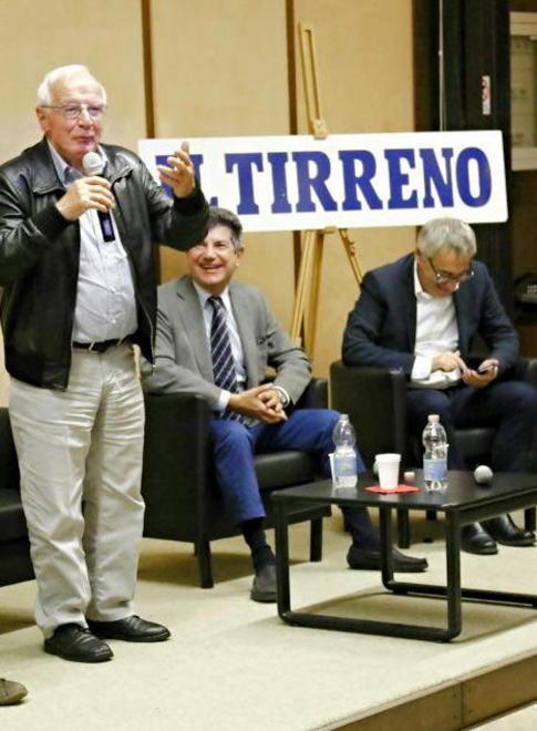 Livornesi, razzaccia incompresa Mario Cardinali ci gioca sul palco - Video
