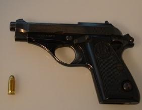 Lo minaccia con la pistola per riavere cento euro
