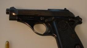 Lo minaccia con la pistola per riavere cento euro