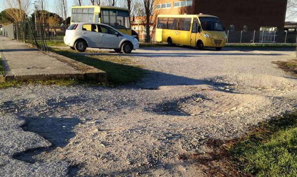 Davanti alla scuola nasce una super buca