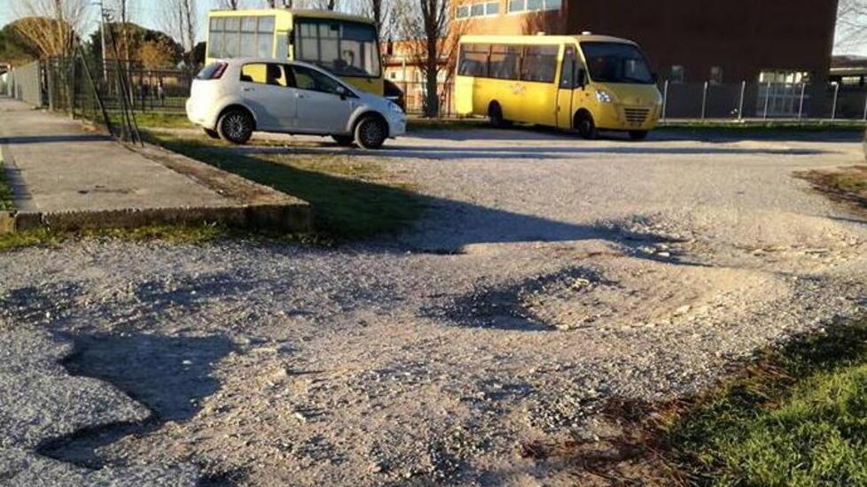 Davanti alla scuola nasce una super buca