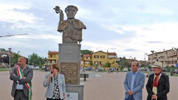 Omaggio alla Shoah davanti alla statua del rabbino Elio Toaff