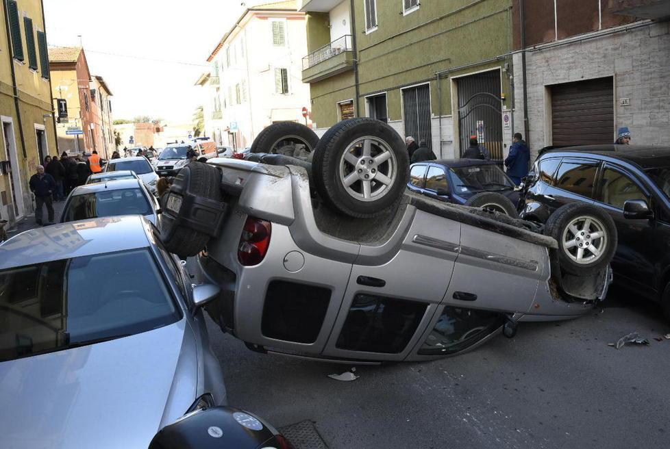 Svolta nella strada e si ribalta Auto blocca il traffico in città