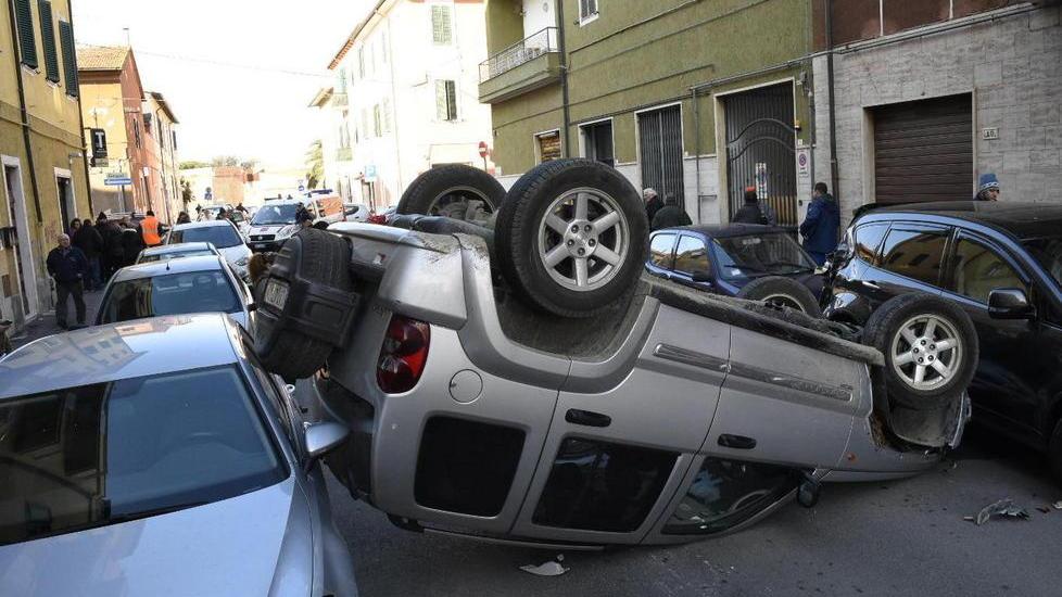 Svolta nella strada e si ribalta Auto blocca il traffico in città