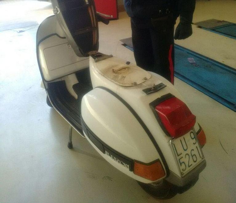 Scippi a raffica con la Vespa: preso 