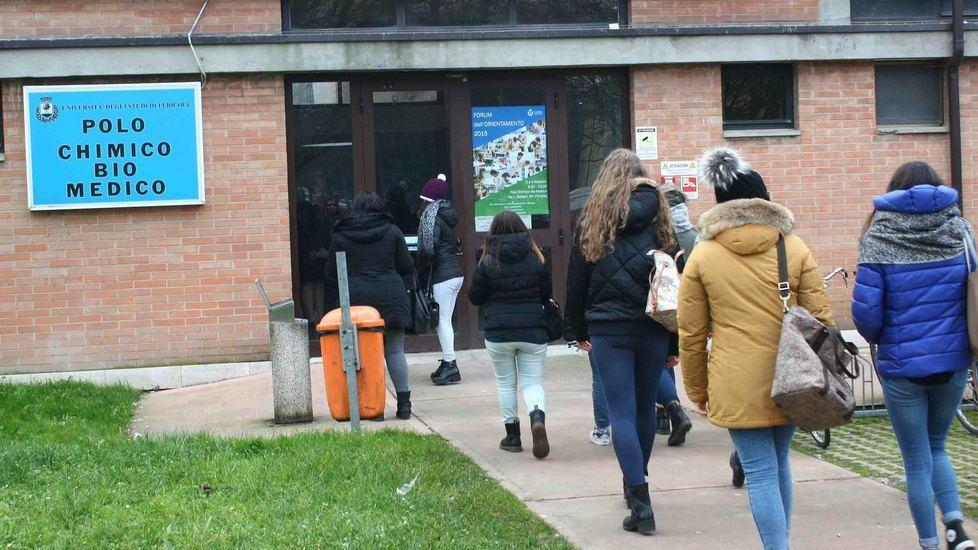 «Unife, tasse inique» Studenti in campo