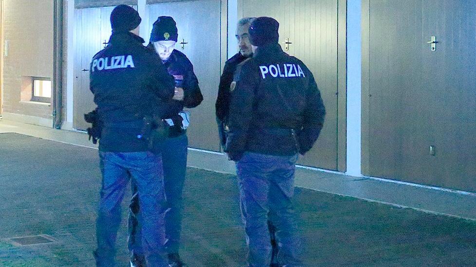 Minaccia la vicina con piccozza e pistola, denunciata