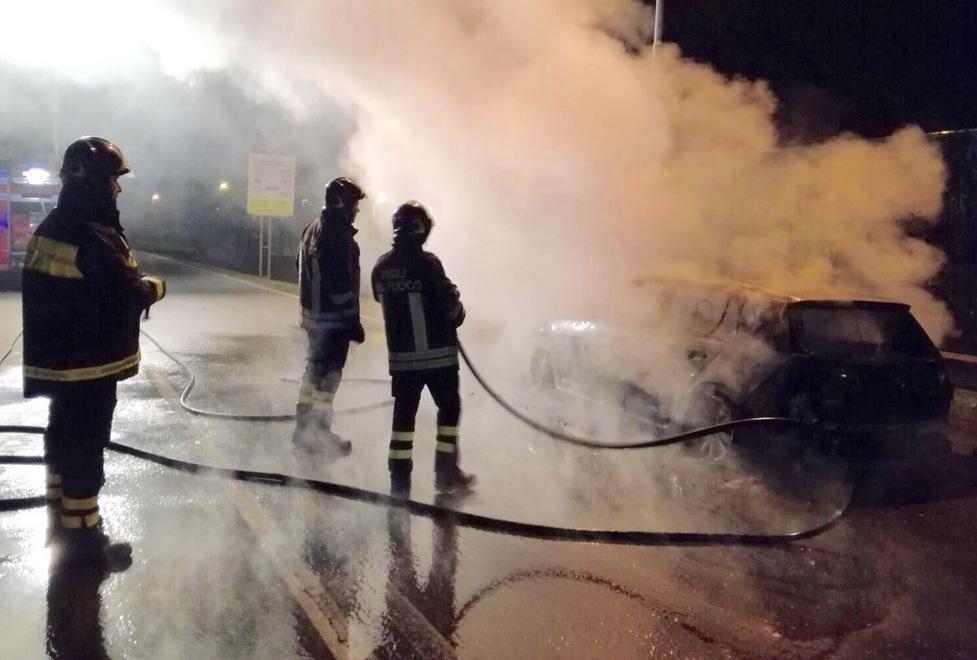 Auto in panne divorata dal fuoco