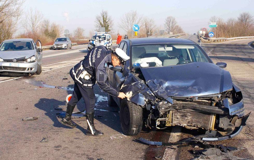Manovra maldestra al volante, tremendo scontro tra due auto 