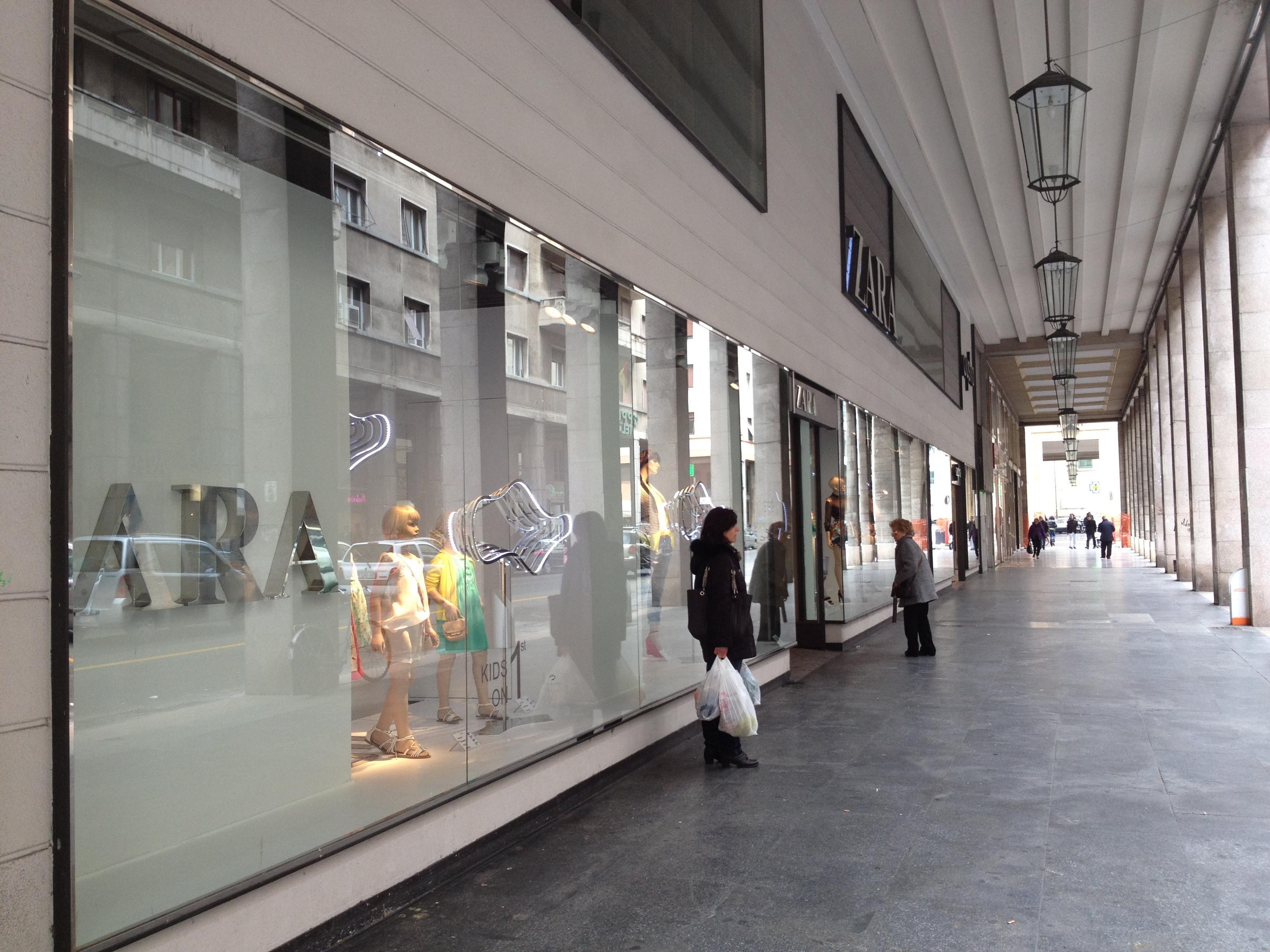 Pugno al commesso per rubare un giubbotto da Zara: arrestato 