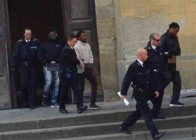 Tre dei sei nigeriani condannati all'uscita dal tribunale di Pistoia