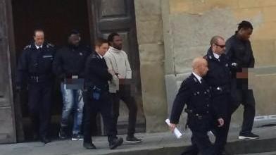 Tre dei sei nigeriani condannati all'uscita dal tribunale di Pistoia