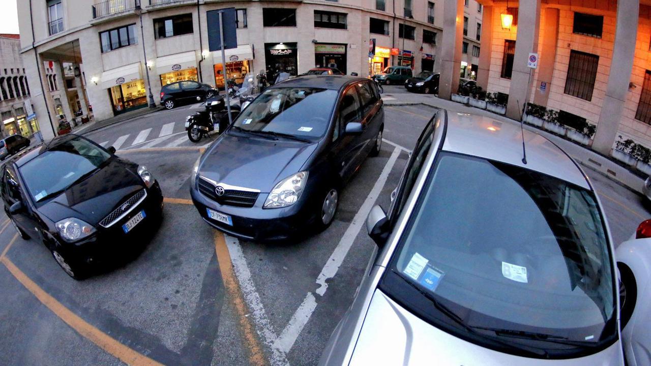 Parcheggia il Suv nella piazza del Municipio: multato