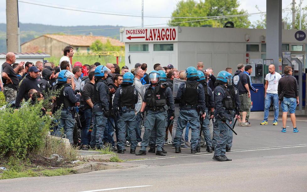 Polizia e tifosi pisani il giorno dei disordini a Pisa