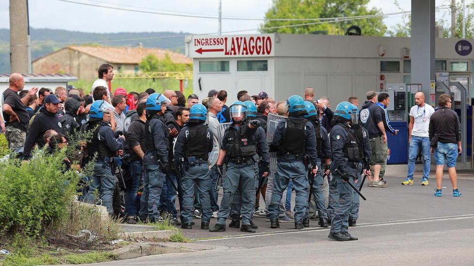 Polizia e tifosi pisani il giorno dei disordini a Pisa