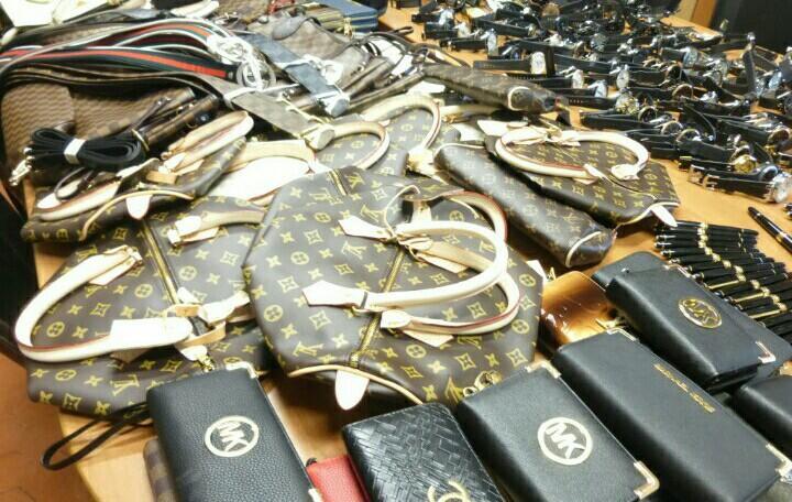 Gli accessori contraffatti sequestrati dalla finanza di Olbia