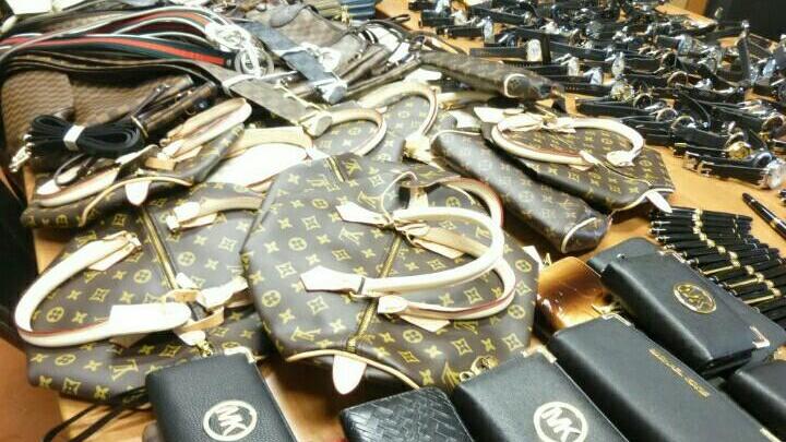 Gli accessori contraffatti sequestrati dalla finanza di Olbia