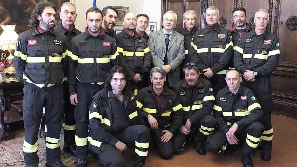 La squadra dell'unità Usar col prefetto Visconti