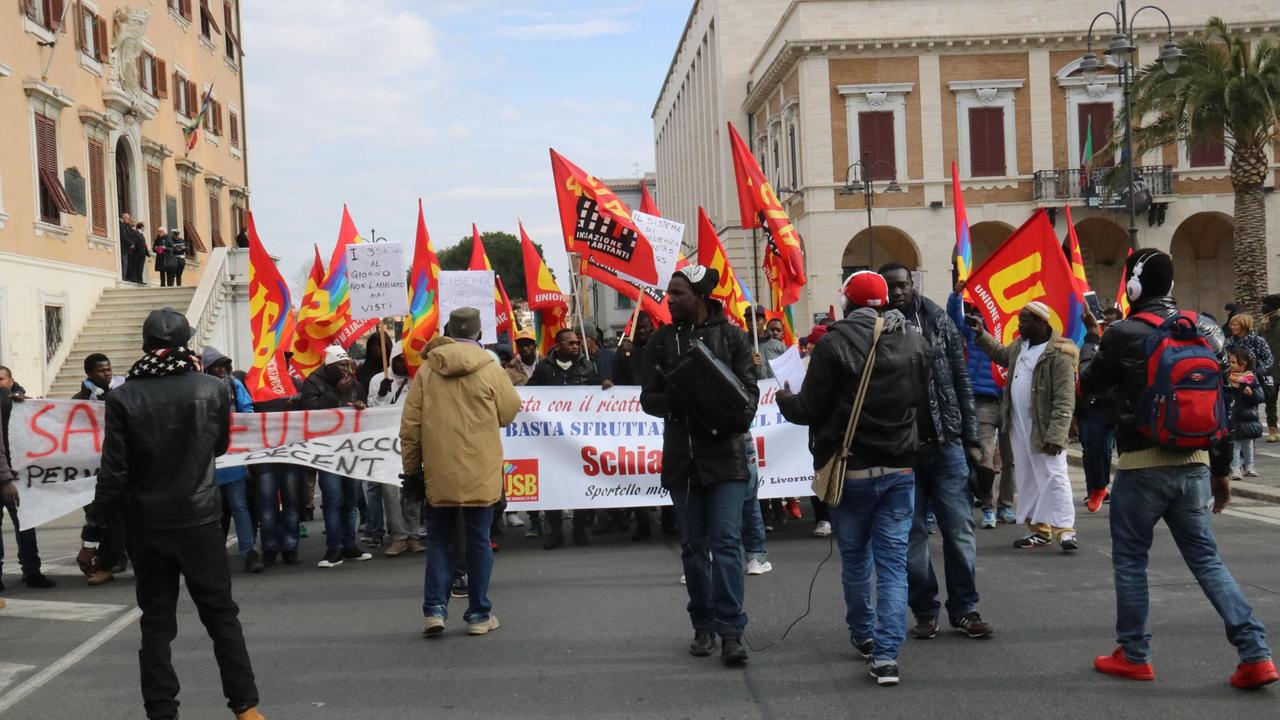 Un momento della manifestazione davanti al Comune (Repetti / Pentafoto)