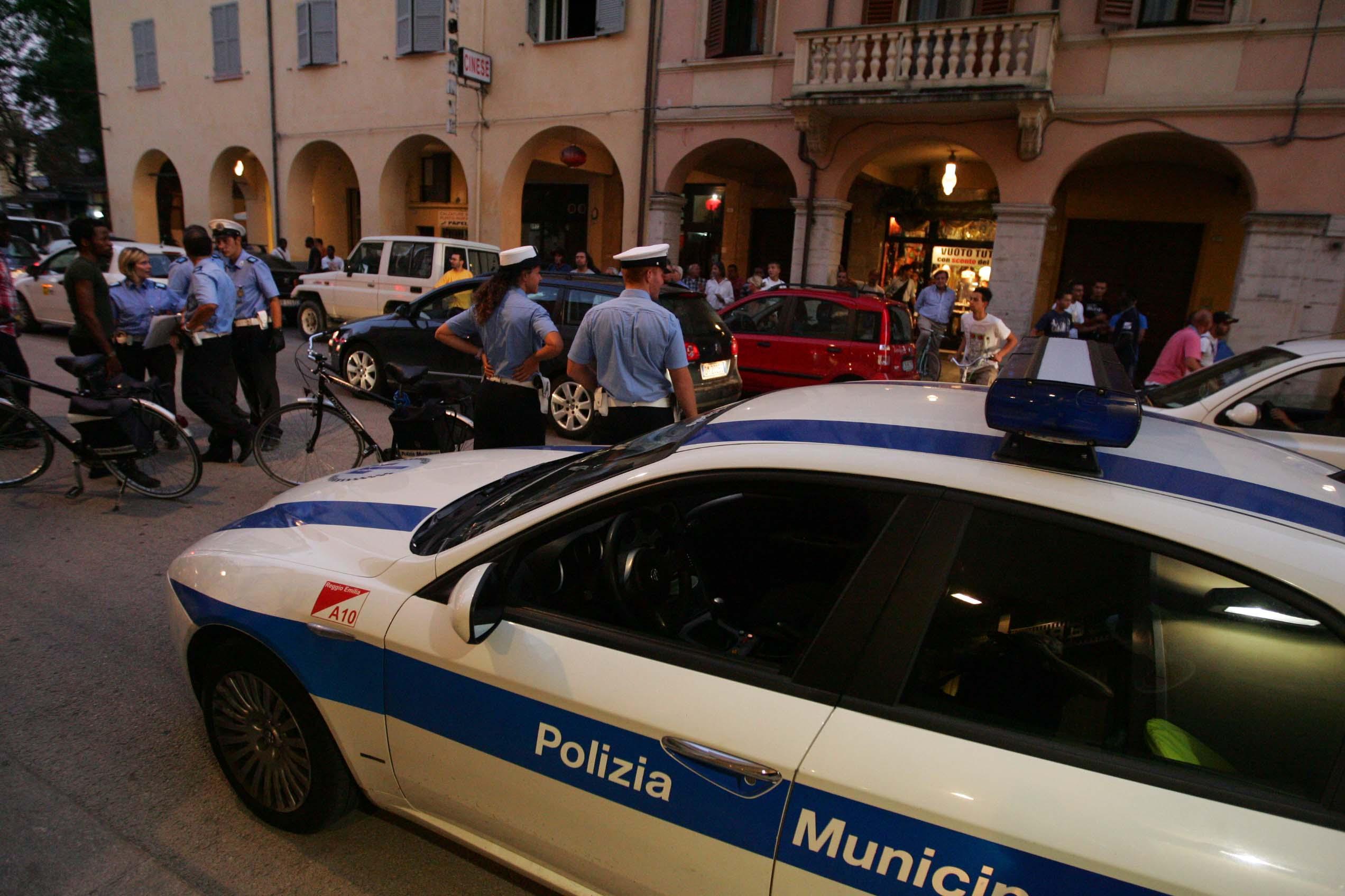 "Fermatelo, mi ha rubato la borsetta”, l'ispettore fuori servizio blocca il ladro