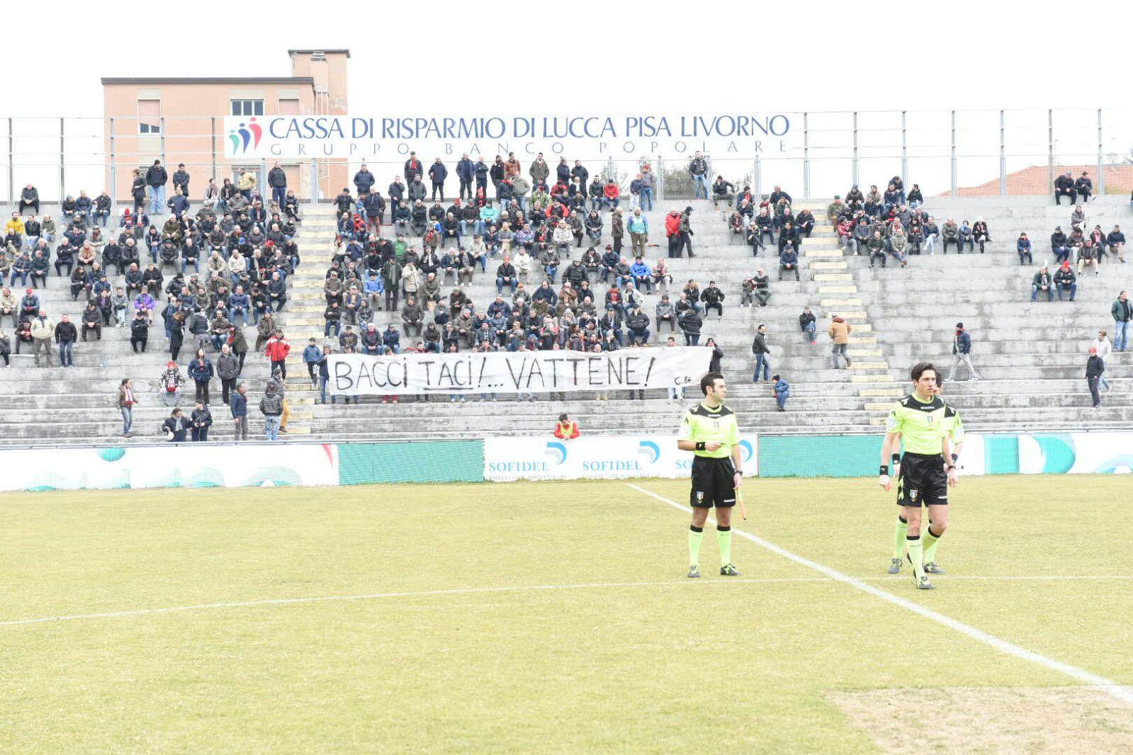 Lo striscione esposto dai tifosi (foto Sernacchioli)