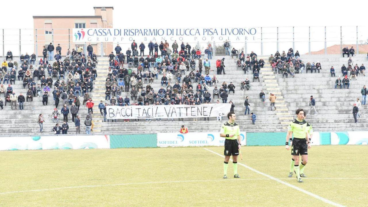 Lo striscione esposto dai tifosi (foto Sernacchioli)