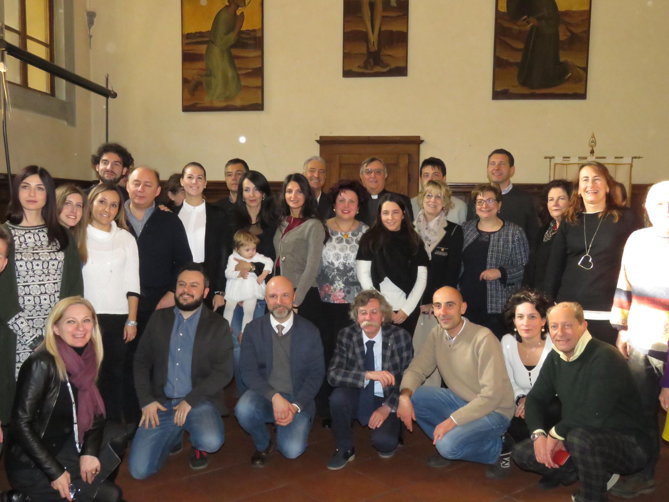 Foto di gruppo dei giornalisti pratesi col vescovo Franco Agostinelli