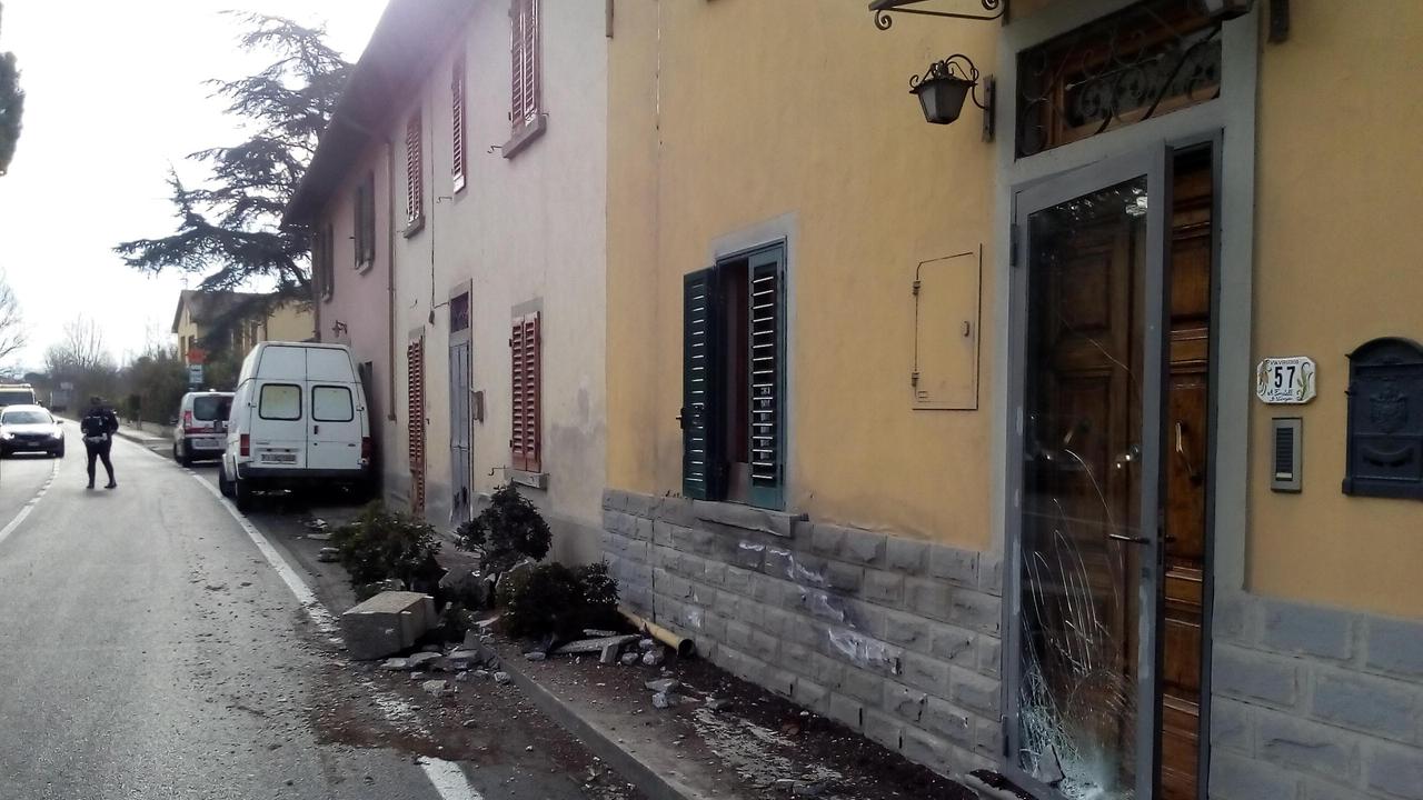 Un'immagine dei danni provocati dal furgone in via del Virginio