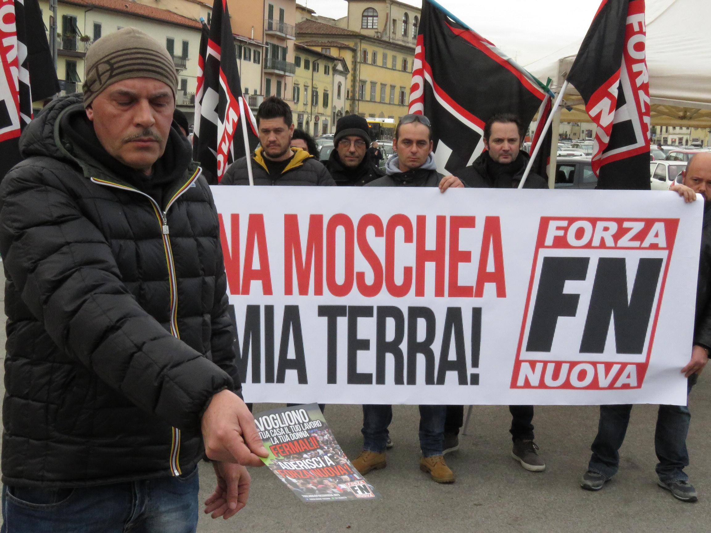 Il presidio di Forza Nuova (foto Batavia)
