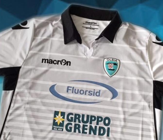 La maglia dell'Olbia calcio con i due sponsor