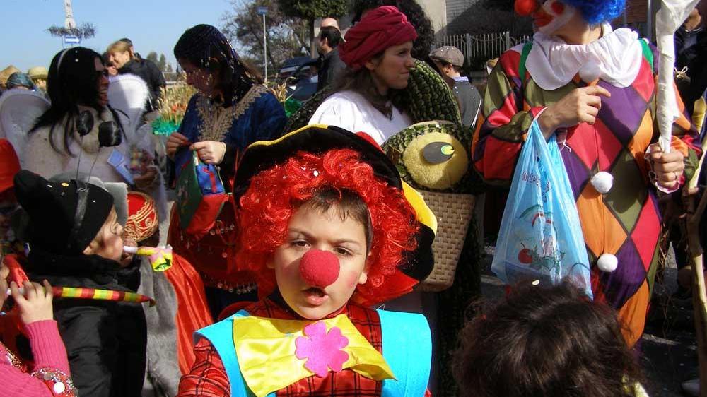 A Iglesias esplode il carnevale: in piazza maschere, giocolieri e chef