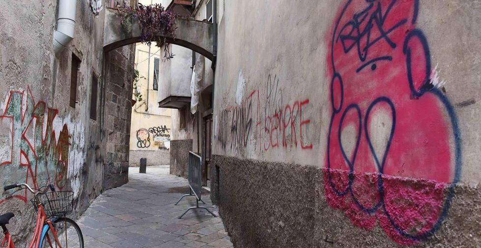 Vicolo del Geppone tra rumori e vandali 