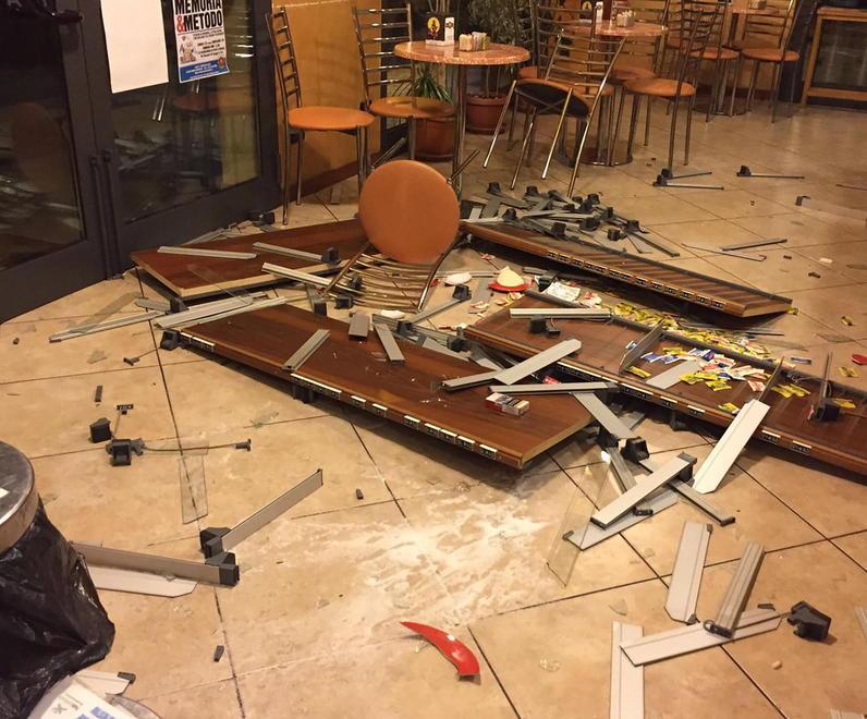 L’interno della tabaccheria Rolando di Monsummano devastata dai ladri