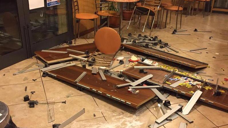 L’interno della tabaccheria Rolando di Monsummano devastata dai ladri