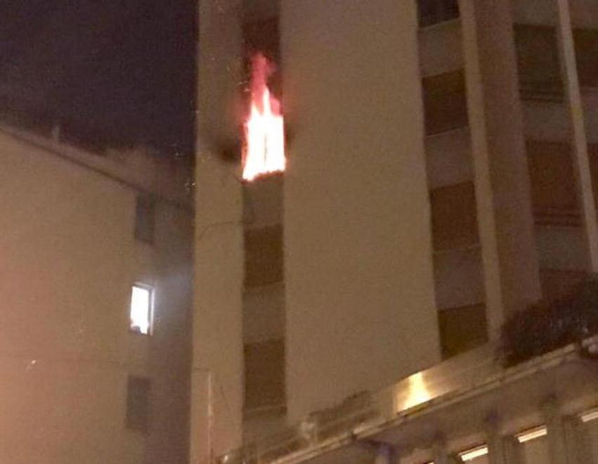Incendio nel condominio Anziana intossicata