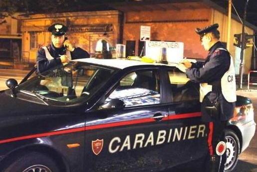 Con l’ascia minaccia moglie e figlio 