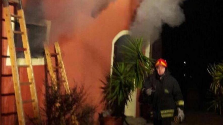 Incendio in un garage di notte