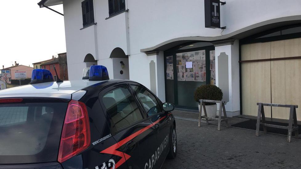 Auto come ariete contro un bar I ladri portano via le sigarette