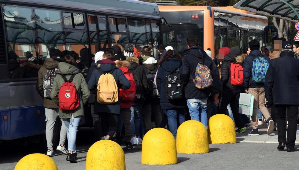 1.200 studenti per 20 bus Scatta la caccia al posto 