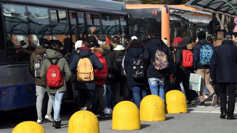 1.200 studenti per 20 bus Scatta la caccia al posto